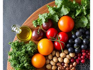 Ingredienti freschi e salutari su un tagliere